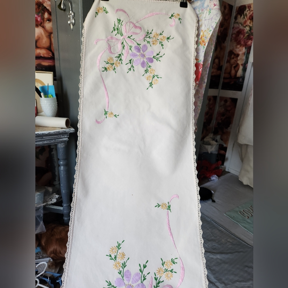 BEAUTIFUL RUNNER HANDMADE - Picture 5 of 5